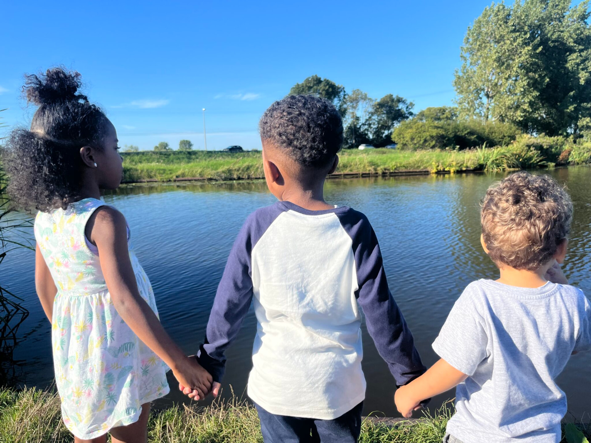 Kinderen kijken samen uit over water