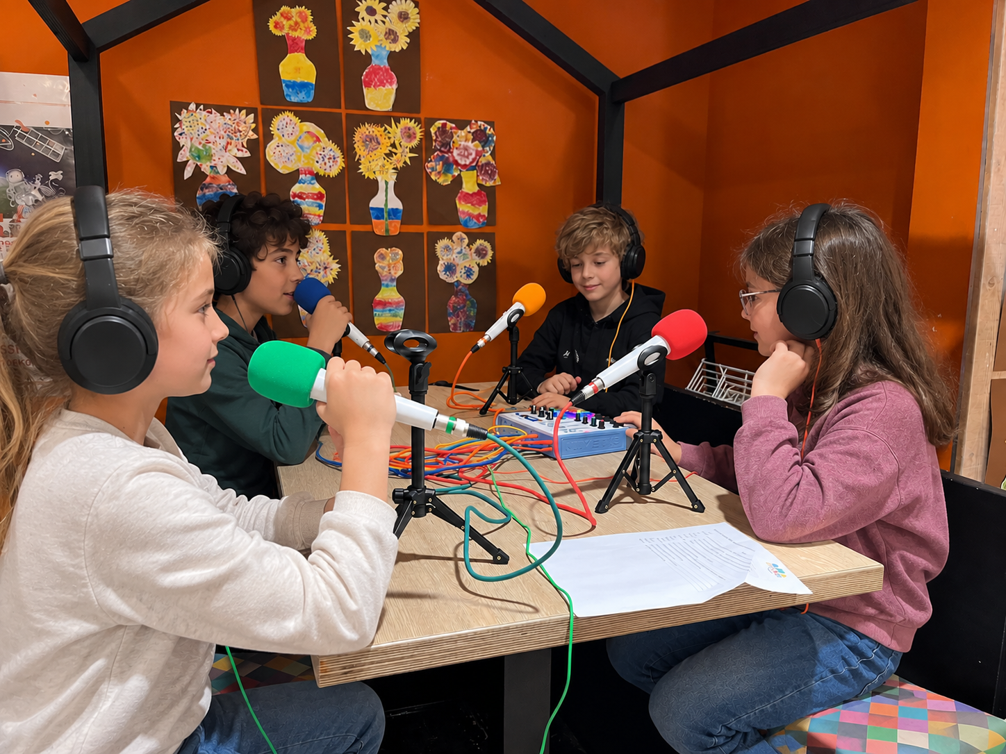Leerlingen tijdens de les Podcaststudio: laat je stem horen