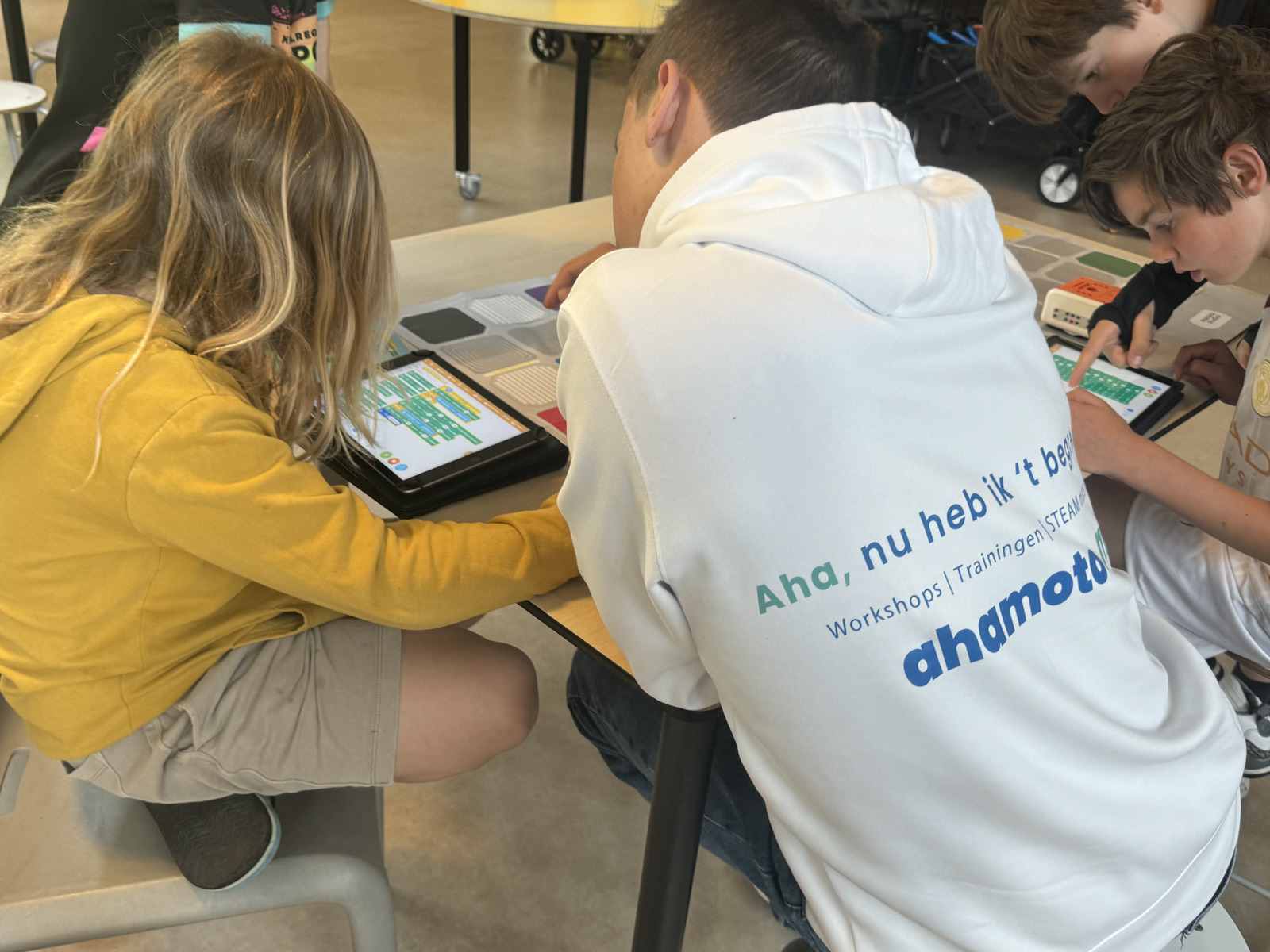 Leerlingen bouwen en programmeren tijdens een Ahamoto techniekles