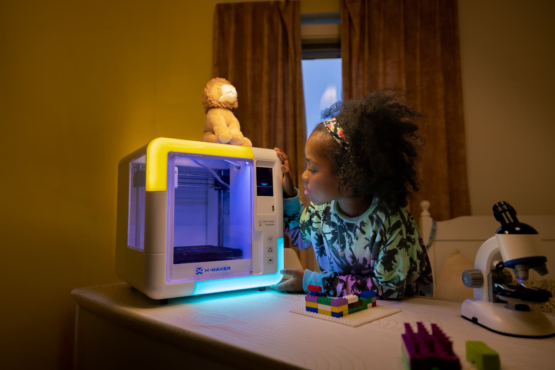 Leerling werkt met een 3D-printer tijdens een Ahamoto techniekles