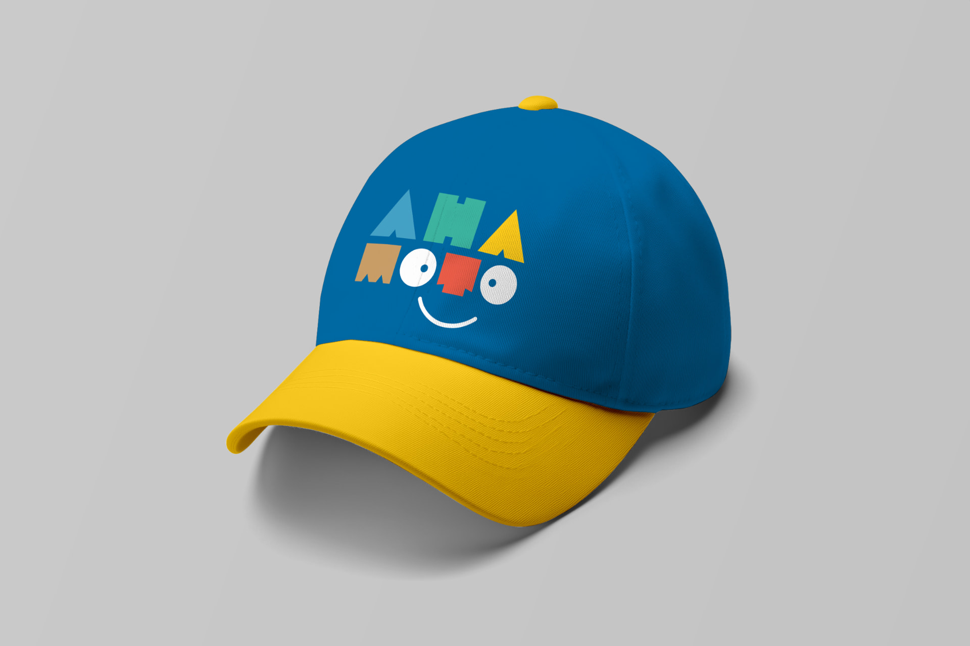Ahamoto Club pet in blauw en geel met het Aha-logo